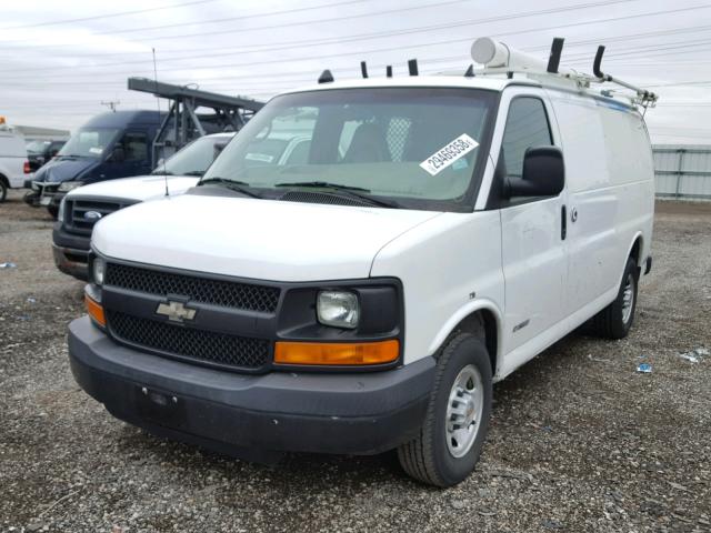 1GCGG25V241168720 - 2004 CHEVROLET EXPRESS G2 WHITE photo 2