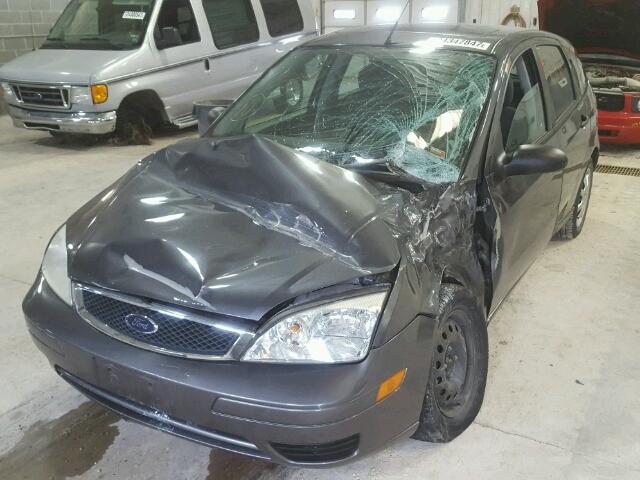 3FAFP37N45R109454 - 2005 FORD FOCUS ZX5 GRAY photo 2