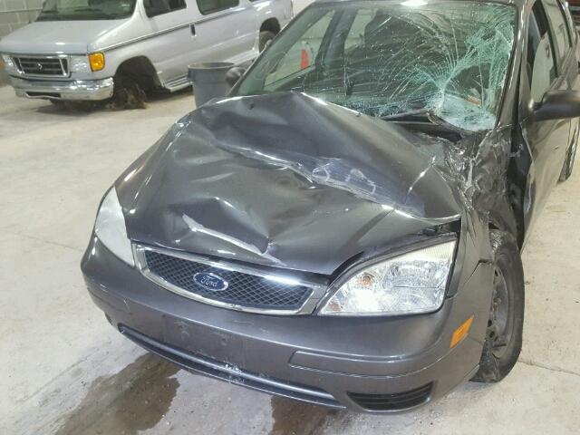 3FAFP37N45R109454 - 2005 FORD FOCUS ZX5 GRAY photo 9