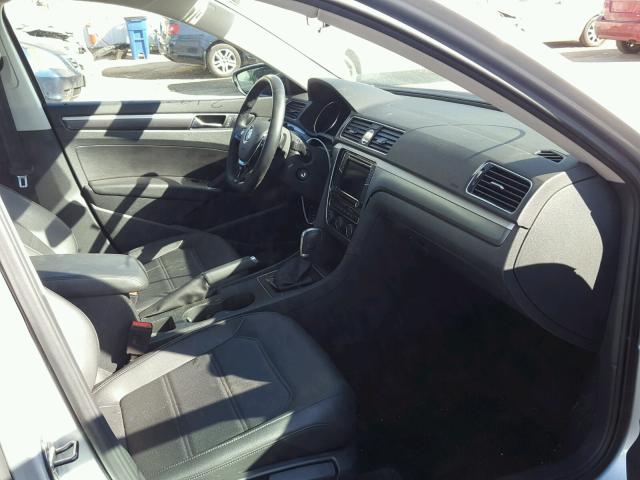 1VWDT7A33HC042258 - 2017 VOLKSWAGEN PASSAT R-L 灰色 照片 5