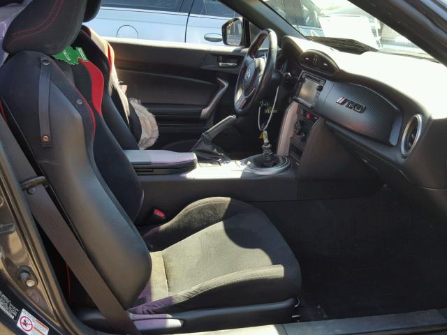 JF1ZNAA13D1705063 - 2013 TOYOTA SCION FR-S ნაცრისფერი ფოტო 5