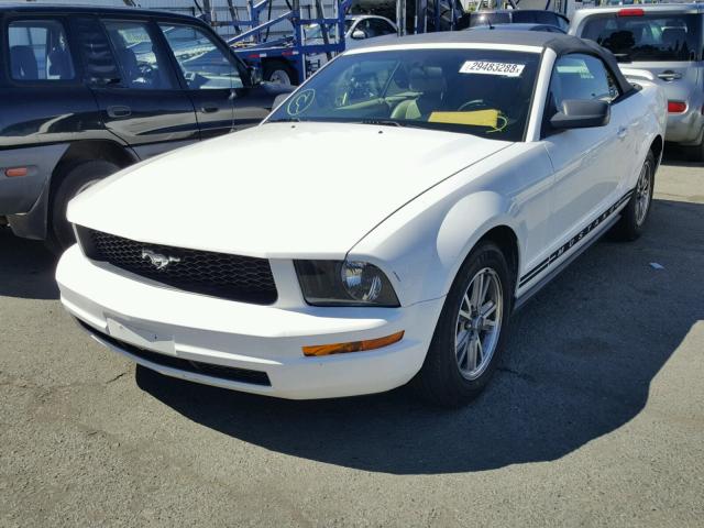 1ZVHT84N555252977 - 2005 FORD MUSTANG WHITE photo 2