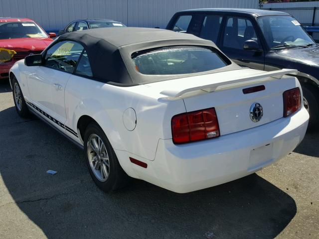 1ZVHT84N555252977 - 2005 FORD MUSTANG WHITE photo 3