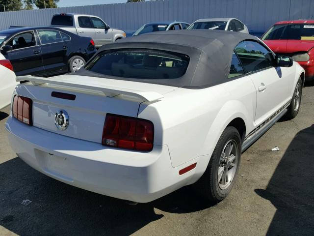 1ZVHT84N555252977 - 2005 FORD MUSTANG WHITE photo 4