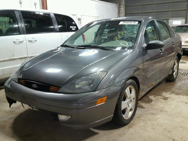 1FAFP38Z14W115631 - 2004 FORD FOCUS ZTS GRAY photo 2