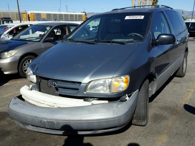 4T3ZF13C4YU252746 - 2000 TOYOTA SIENNA LE GRAY photo 2