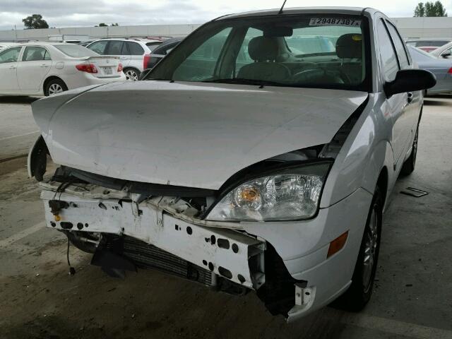 1FAFP34N85W296117 - 2005 FORD FOCUS ZX4 WHITE photo 2