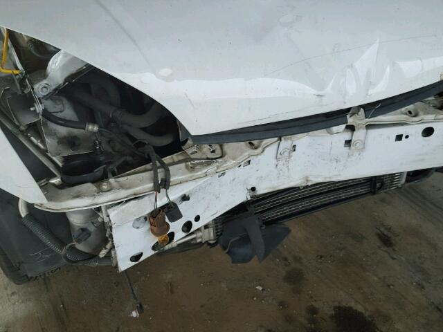 1FAFP34N85W296117 - 2005 FORD FOCUS ZX4 WHITE photo 9