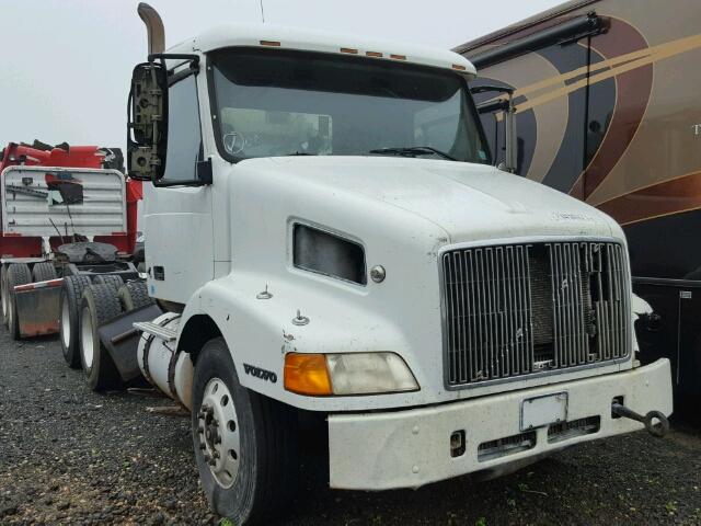 4V4MD2UF1YN238488 - 2000 VOLVO VN WHITE photo 1