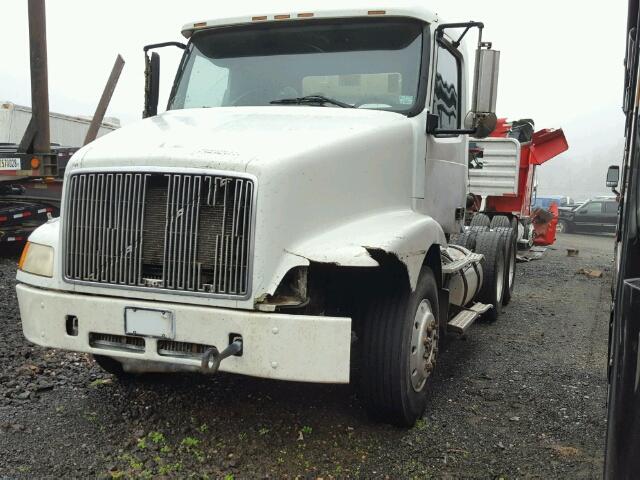 4V4MD2UF1YN238488 - 2000 VOLVO VN WHITE photo 2