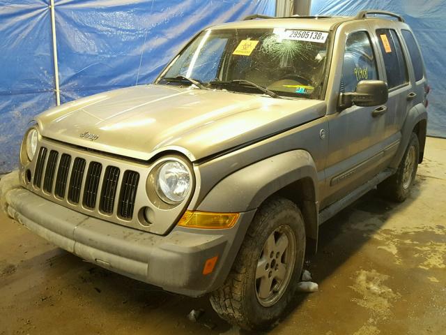 1J4GL48K75W692565 - 2005 JEEP LIBERTY SP GOLD photo 2