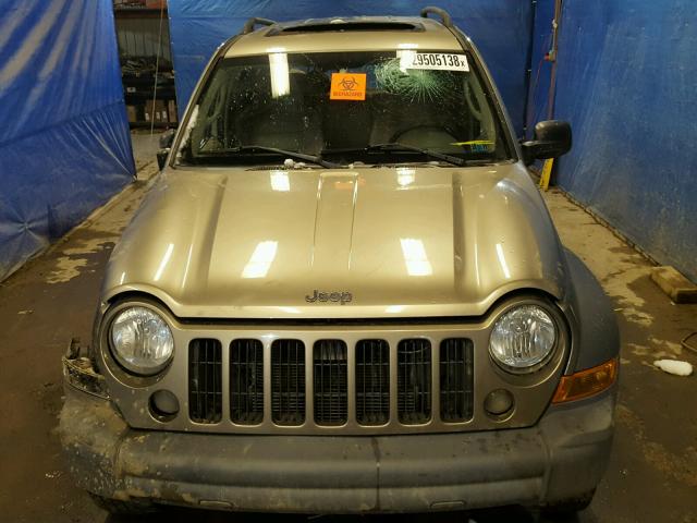 1J4GL48K75W692565 - 2005 JEEP LIBERTY SP GOLD photo 9