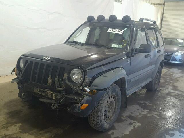 1J4GL38K65W581984 - 2005 JEEP LIBERTY RE BLACK photo 2