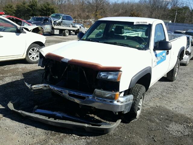 1GCHC24U43E256751 - 2003 CHEVROLET SILVERADO WHITE photo 2