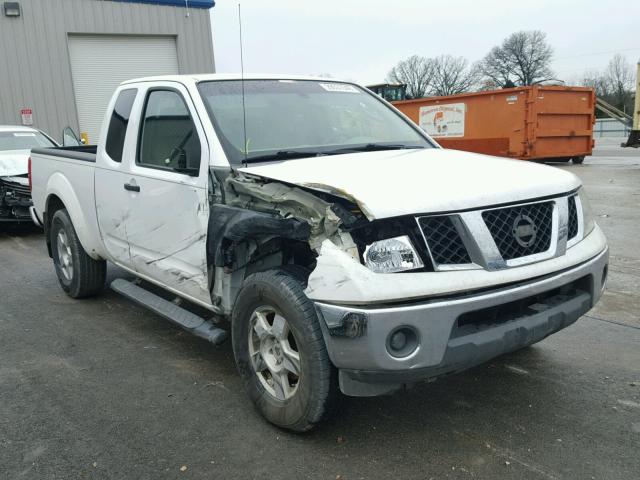 1N6AD06W68C412161 - 2008 NISSAN FRONTIER K WHITE photo 1