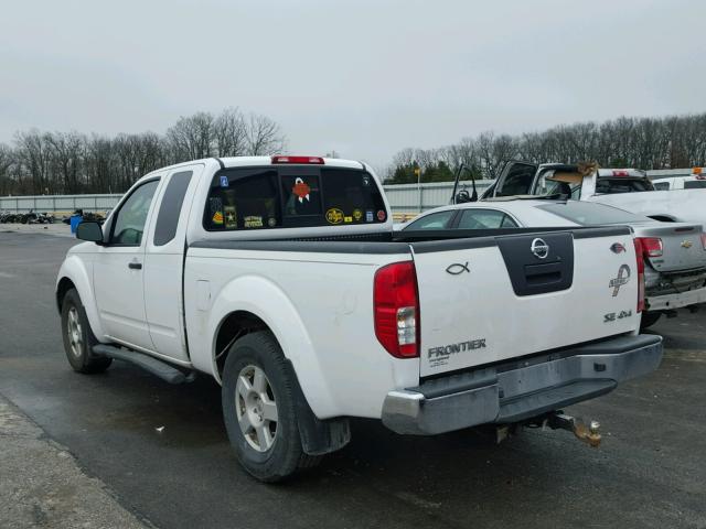 1N6AD06W68C412161 - 2008 NISSAN FRONTIER K WHITE photo 3