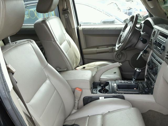 1J8HG48K26C206965 - 2006 JEEP COMMANDER BLACK photo 5