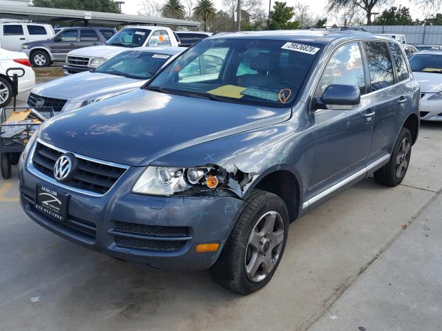 WVGBG77L95D013483 - 2005 VOLKSWAGEN TOUAREG 3. GRAY photo 2