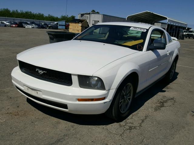 1ZVFT80N155139198 - 2005 FORD MUSTANG WHITE photo 2