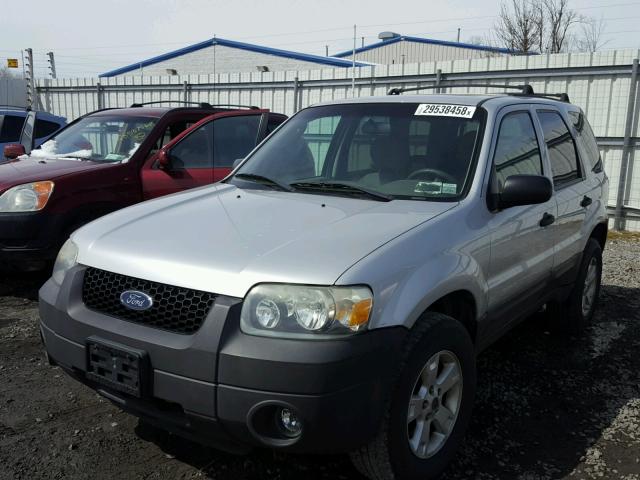 1FMCU93175KA03317 - 2005 FORD ESCAPE XLT SILVER photo 2