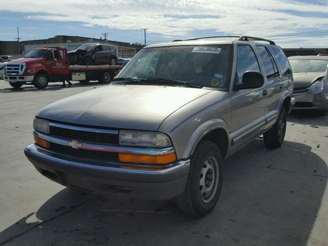 1GNDT13W1W2263309 - 1998 CHEVROLET BLAZER TAN photo 2