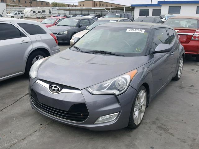 KMHTC6AD7DU088256 - 2013 HYUNDAI VELOSTER B GRAY photo 2