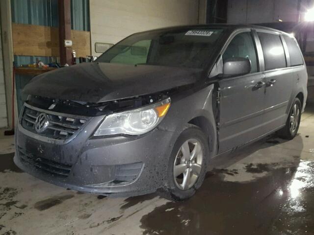 2V4RW3D17AR388254 - 2010 VOLKSWAGEN ROUTAN SE GRAY photo 2