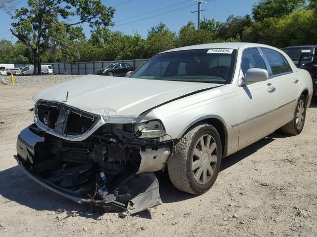 1LNHM83W74Y660285 - 2004 LINCOLN TOWN CAR U WHITE photo 2