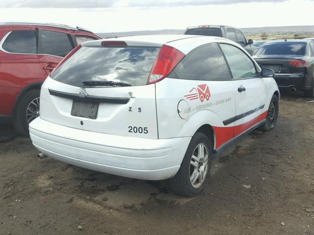 3FAFP31322R134548 - 2002 FORD FOCUS ZX3 WHITE photo 4