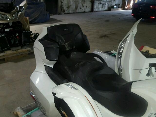 2BXNBDD21HV005350 - 2017 CAN-AM SPYDER ROA WHITE photo 6