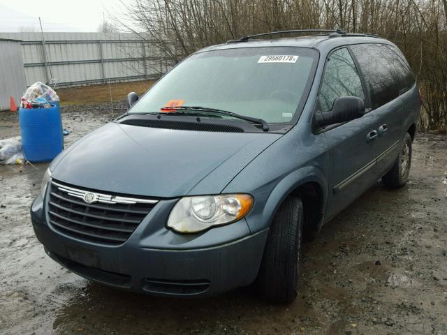 2C4GP54L85R175198 - 2005 CHRYSLER TOWN & COU GREEN photo 2