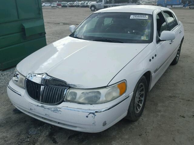 1LNHM82W4YY831954 - 2000 LINCOLN TOWN CAR S WHITE photo 2