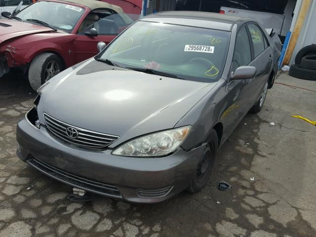 4T1BE32KX5U541885 - 2005 TOYOTA CAMRY LE GRAY photo 2