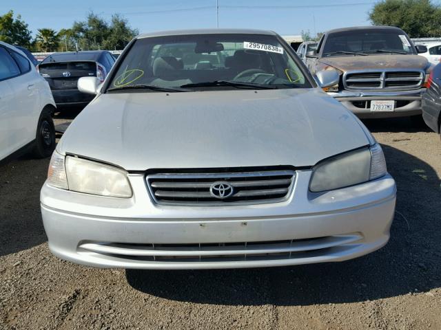 JT2BG22K010569780 - 2001 TOYOTA CAMRY CE SILVER photo 9