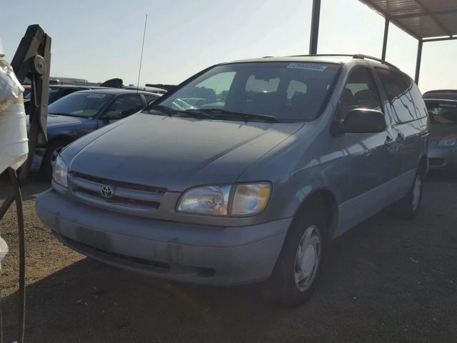 4T3ZF13C2WU045933 - 1998 TOYOTA SIENNA LE GRAY photo 2