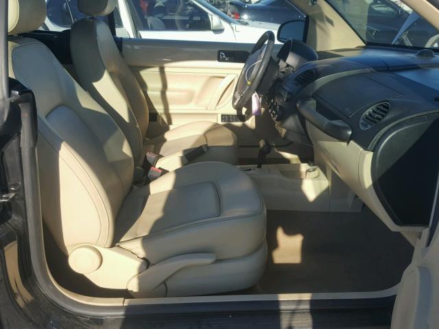 3VWRF31Y18M413417 - 2008 VOLKSWAGEN NEW BEETLE შავი ფოტო 5