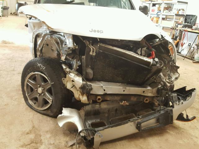 1J4GL38K63W505887 - 2003 JEEP LIBERTY RE SILVER photo 9