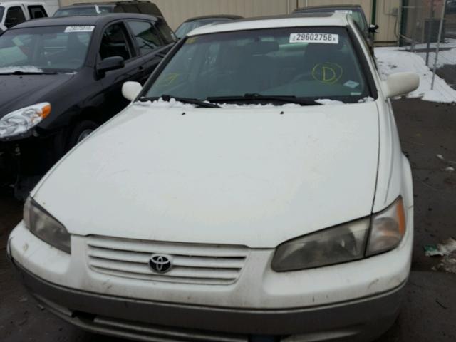 4T1BG22K9XU439582 - 1999 TOYOTA CAMRY CE WHITE photo 9