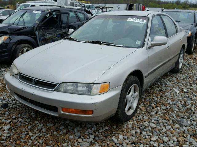 1HGCD5635TA033298 - 1996 HONDA ACCORD LX SILVER photo 2