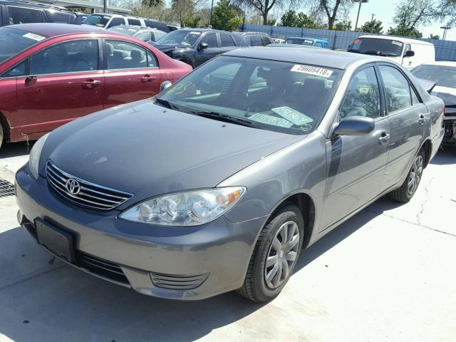 4T1BE32K75U500632 - 2005 TOYOTA CAMRY LE GRAY photo 2