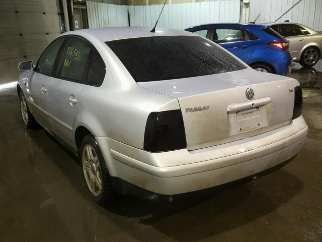 WVWPD23B2YE230679 - 2000 VOLKSWAGEN PASSAT GLX SILVER photo 3