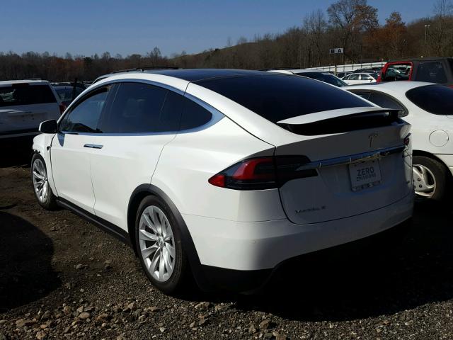 5YJXCAE28HF070249 - 2017 TESLA MODEL X WHITE photo 3