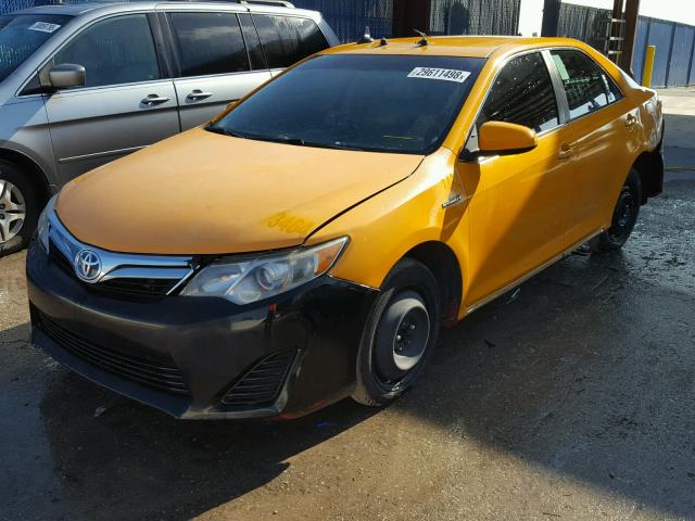 4T1BD1FKXDU074984 - 2013 TOYOTA CAMRY HYBR ყვითელი ფოტო 2
