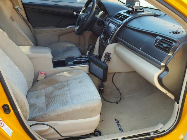 4T1BD1FKXDU074984 - 2013 TOYOTA CAMRY HYBR ყვითელი ფოტო 5