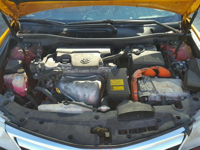 4T1BD1FKXDU074984 - 2013 TOYOTA CAMRY HYBR ყვითელი ფოტო 7
