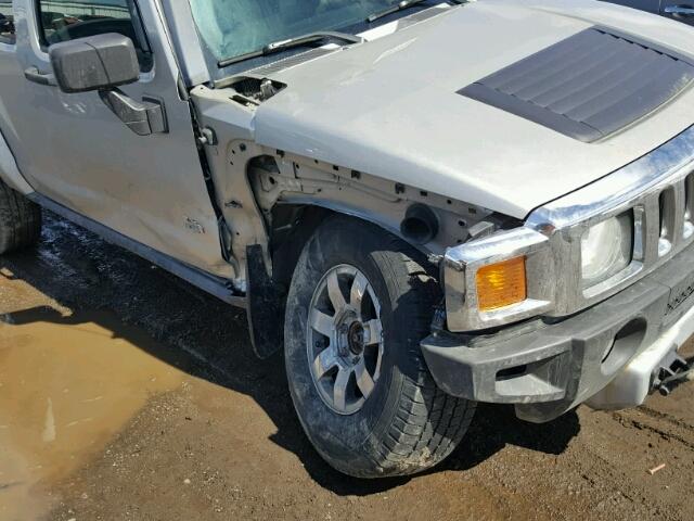 5GTEN13E988149159 - 2008 HUMMER H3 SILVER photo 9