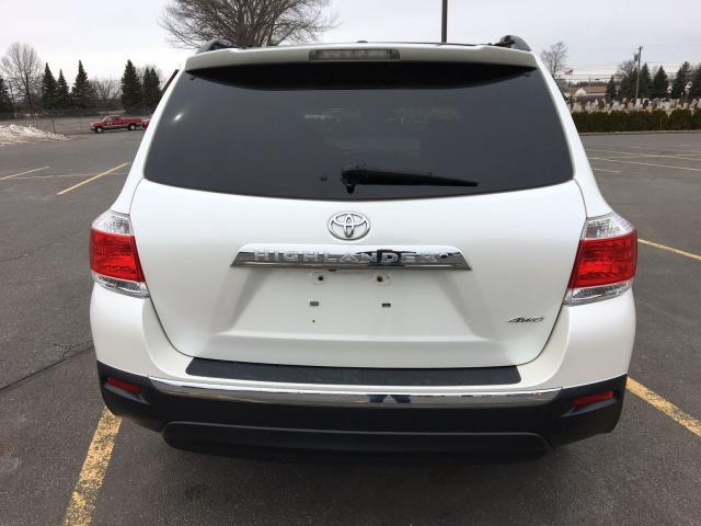 5TDBK3EH0BS058774 - 2011 TOYOTA HIGHLANDER WHITE photo 9