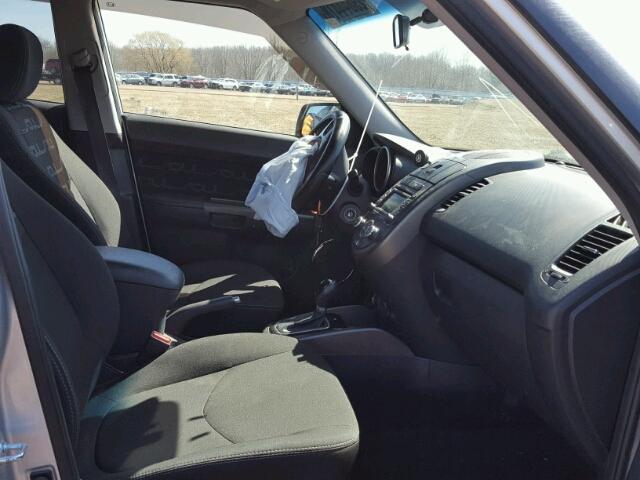KNDJT2A64D7522329 - 2013 KIA SOUL + SILVER photo 5