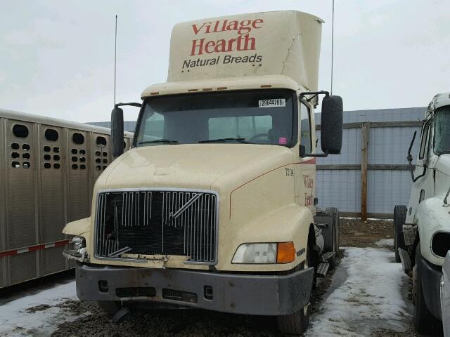 4V4MC9UF21N316066 - 2001 VOLVO VN VNM CREAM photo 2