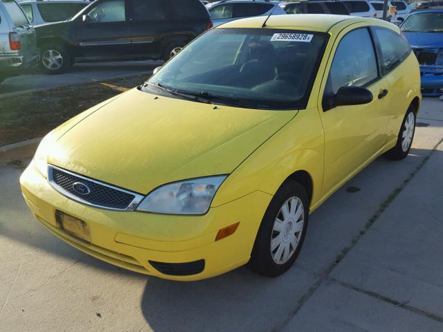 3FAFP31N95R110012 - 2005 FORD FOCUS ZX3 YELLOW photo 2